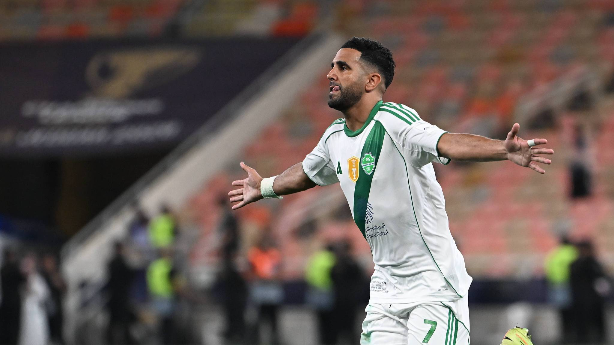 Riyad Mahrez d'Al Ahli célèbre après avoir marqué un but en huitièmes de finale contre Al Duhail lors de la Ligue des Champions Élite de l'AFC au King Abdullah Sports City à Djeddah, Arabie Saoudite, le 13 avril 2026. /VCG