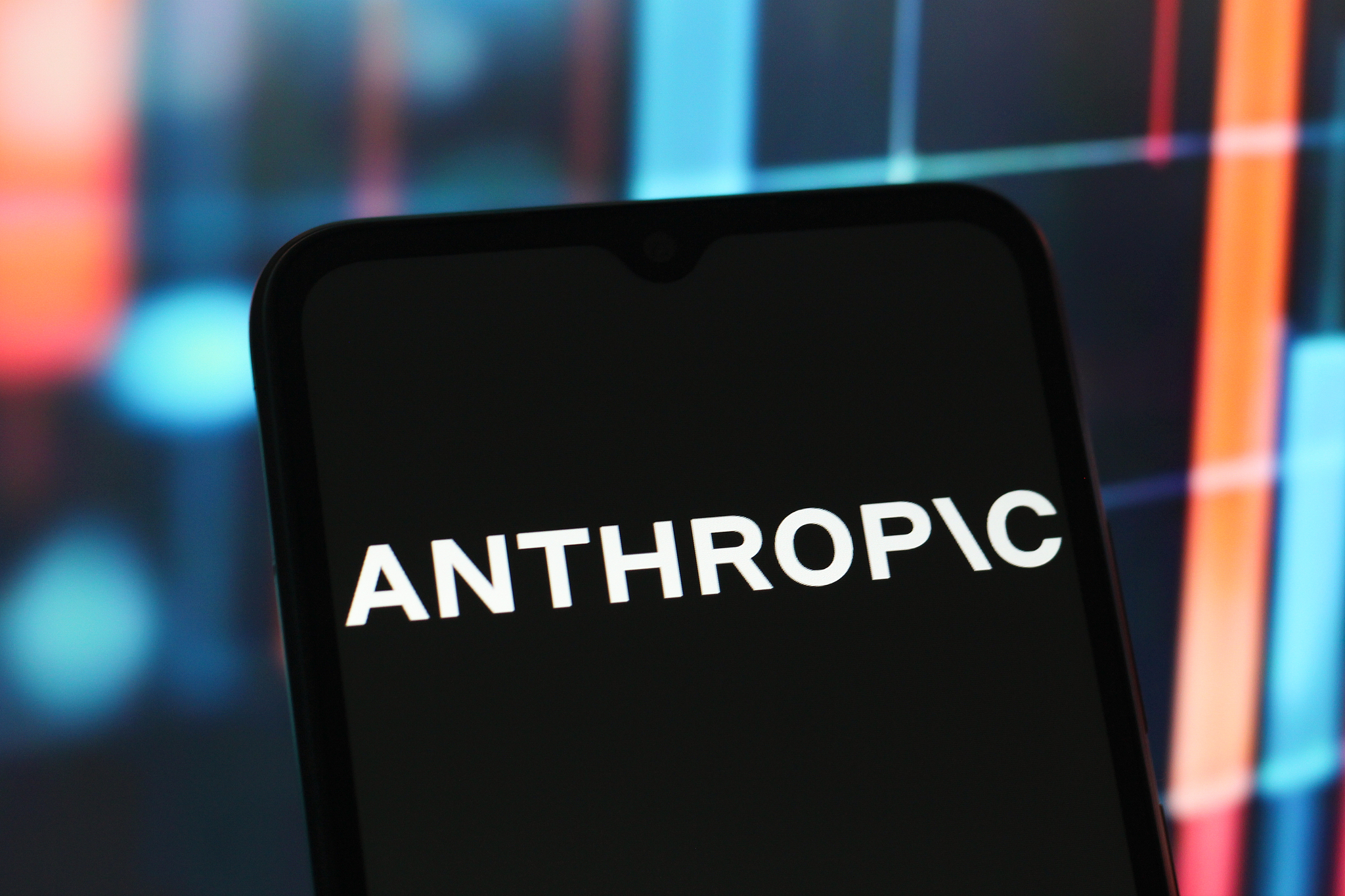 Le logo Anthropic s'affiche sur l'écran d'un smartphone. /VCG