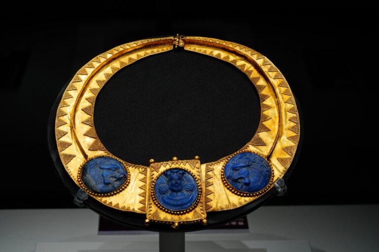 Au milieu des flammes, une « galaxie » perdure : des trésors perses brillent en Chine