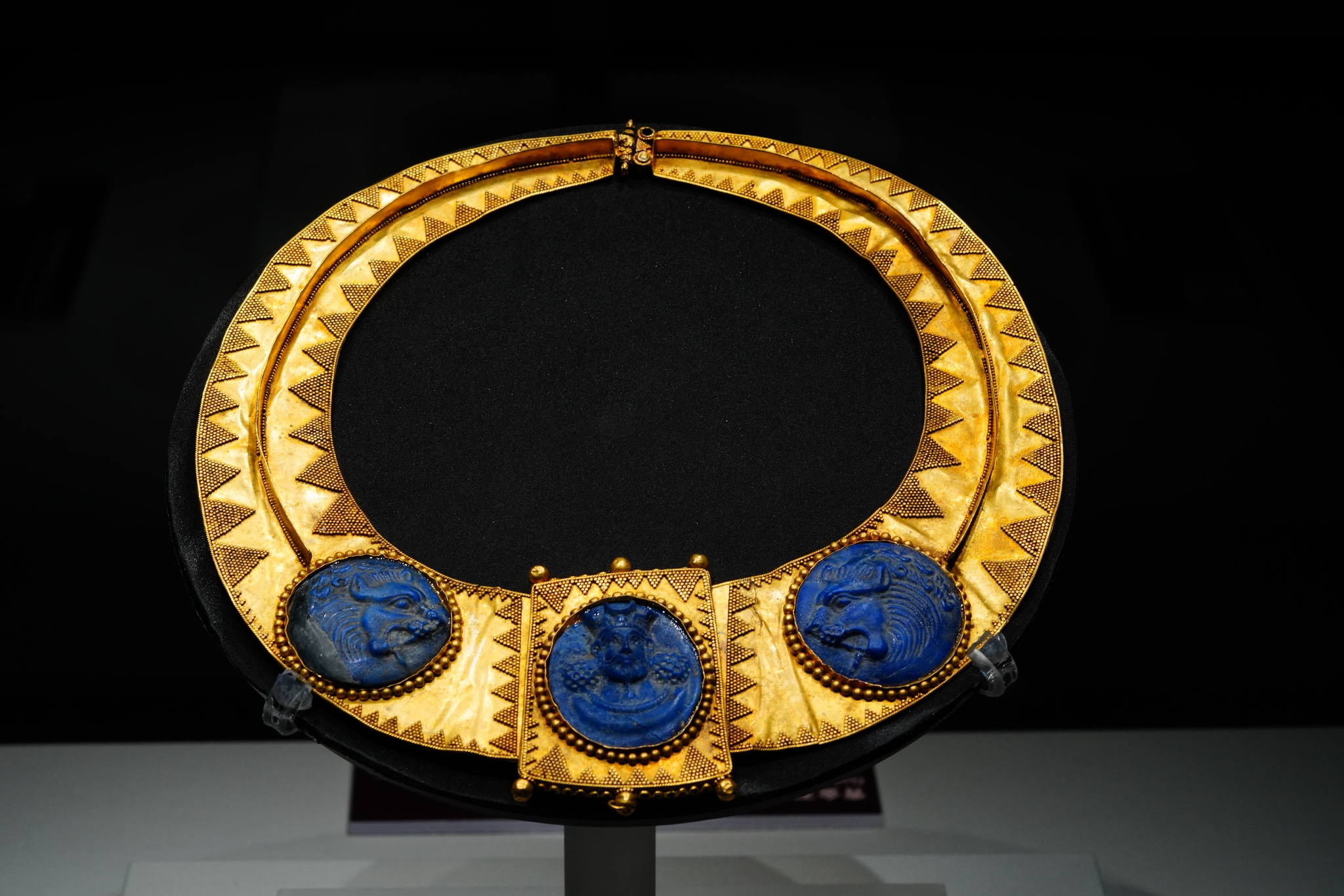 Une photo prise le 18 janvier 2026 montre un lot de 151 pièces (ou ensembles) de trésors culturels iraniens provenant de cinq musées iraniens exposés à Hohhot, dans la région autonome de Mongolie intérieure, dans le nord de la Chine. /VCG