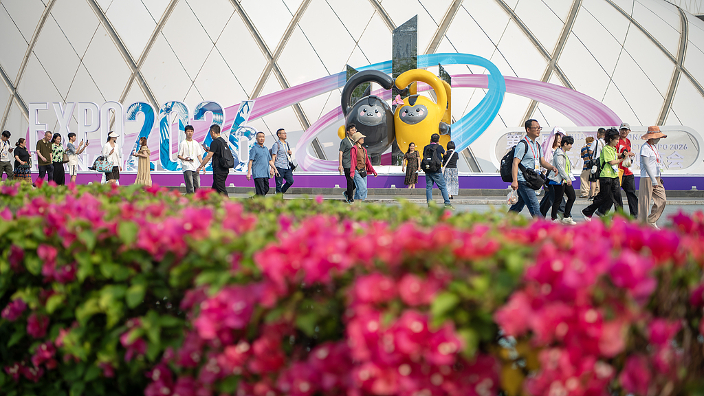 Les visiteurs affluent dans le lieu principal de la 6e Exposition internationale des produits de consommation de Chine à Haikou, province de Hainan, le 14 avril 2026./ VCG