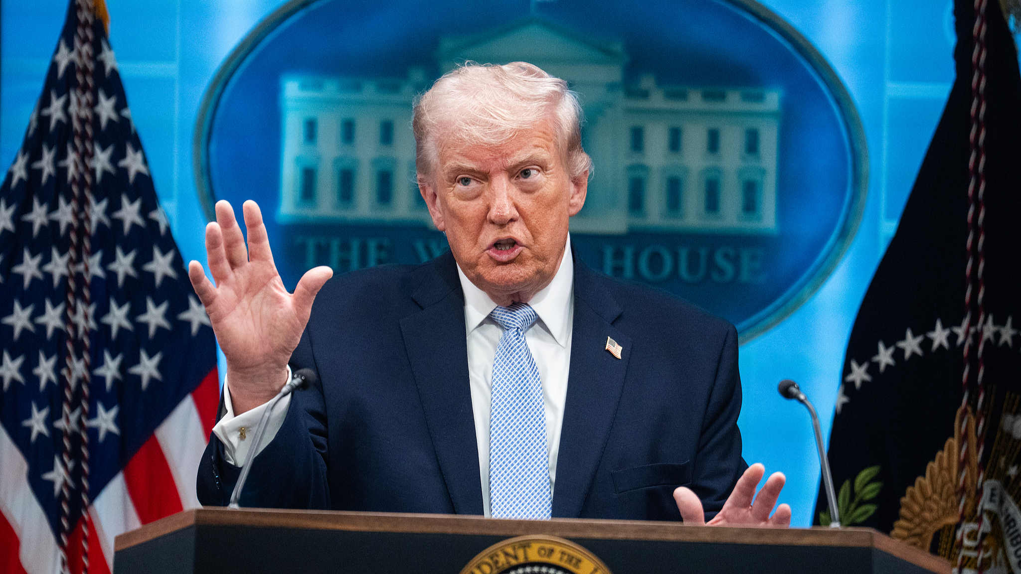 Le président américain Donald Trump tient une conférence de presse dans la salle de briefing de la Maison Blanche sur la guerre en Iran, à Washington, DC, le 6 avril 2026. /CFP
