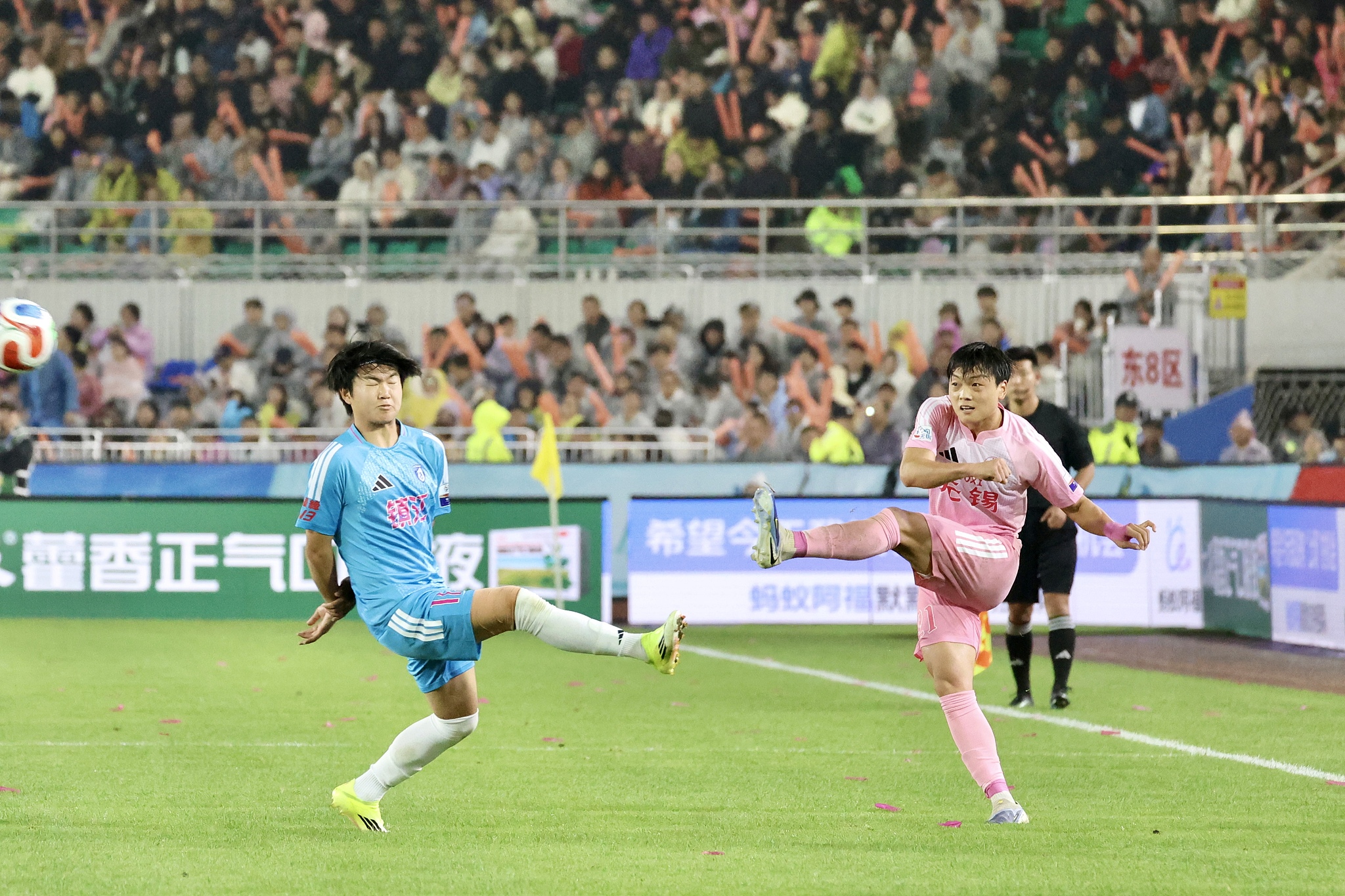 Premier tour de la Jiangsu Football City League 2026, Zhenjiang contre Wuxi à Wuxi, province du Jiangsu, le 11 avril 2026. /VCG
