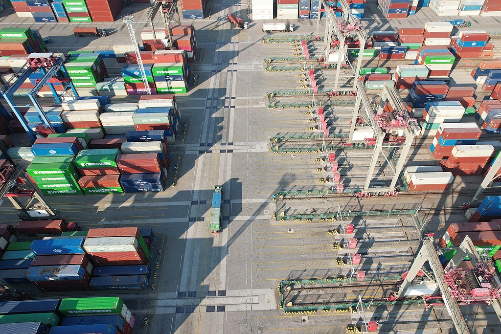 Navette de véhicules de transport au terminal à conteneurs Xiamen Ocean Gate, Xiamen, province du Fujian, Chine, 4 janvier 2026. /VCG