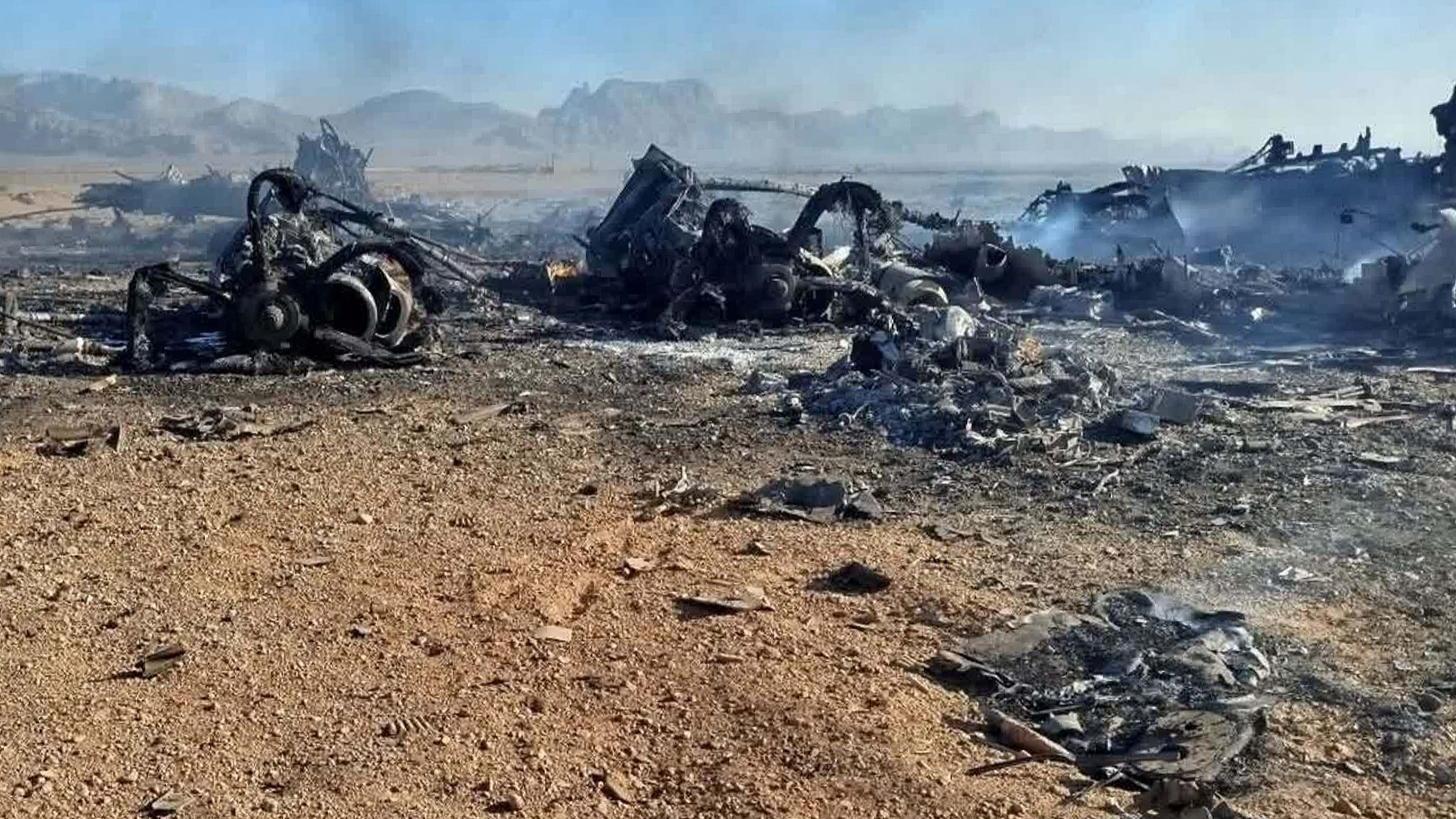 Cette photo, fournie par le site officiel du Corps des Gardiens de la révolution islamique iranienne, Sepah News, montre l'épave et les restes d'un avion ciblé et écrasé dans le centre de l'Iran, le 5 avril 2026. /VCG