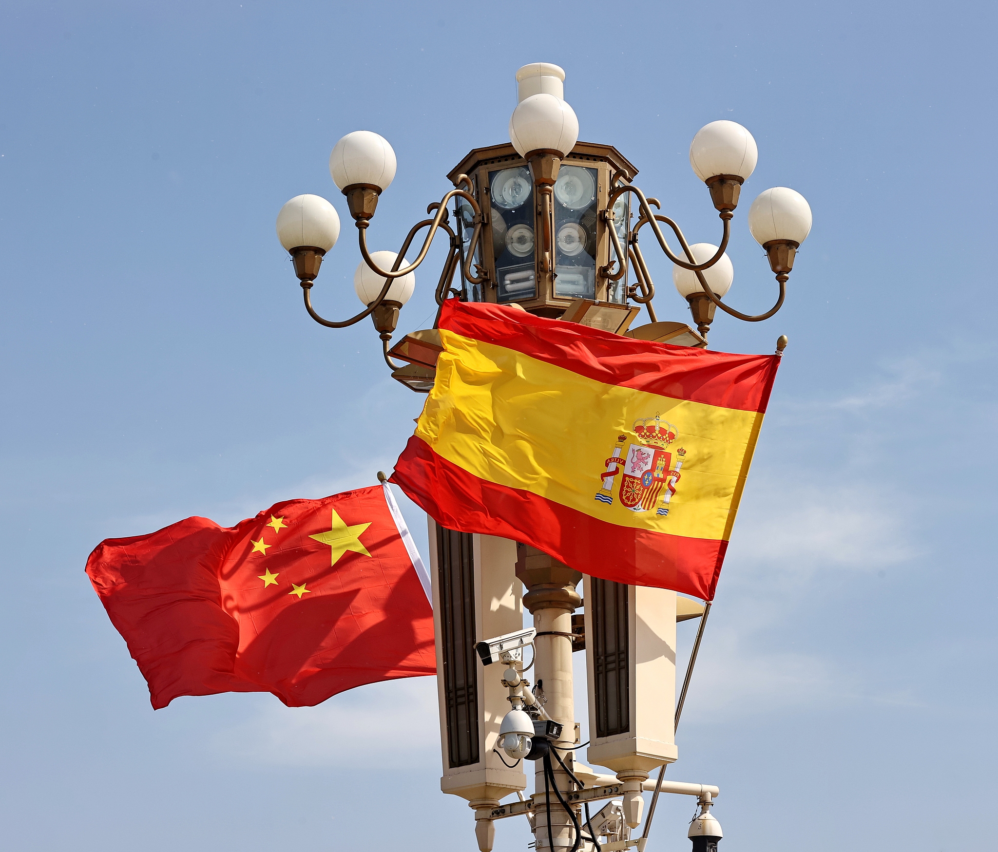 Les drapeaux nationaux de la Chine et de l'Espagne flottent sur la place Tian'anmen à Pékin le 11 avril 2026 pour marquer la visite du Premier ministre espagnol Pedro Sánchez. /VCG