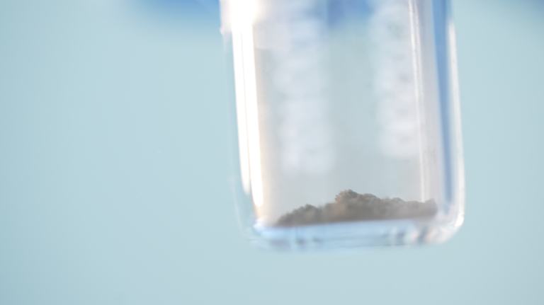 Des scientifiques chinois découvrent de nouveaux minéraux lunaires à partir d&rsquo;échantillons de Chang&rsquo;e-5