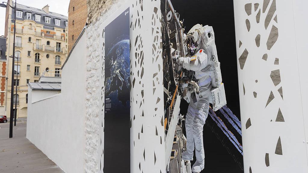 Affiches à l'entrée du siège de l'ESA, Paris, France 23 février 2026