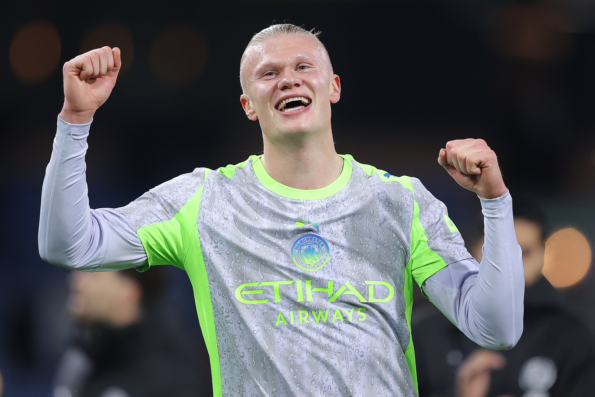 L'attaquant de Manchester City Erling Haaland célèbre après avoir marqué un but contre Burnley lors d'un match de Premier League à Turf Moor à Burnley, en Angleterre, le 22 avril 2026. /VCG