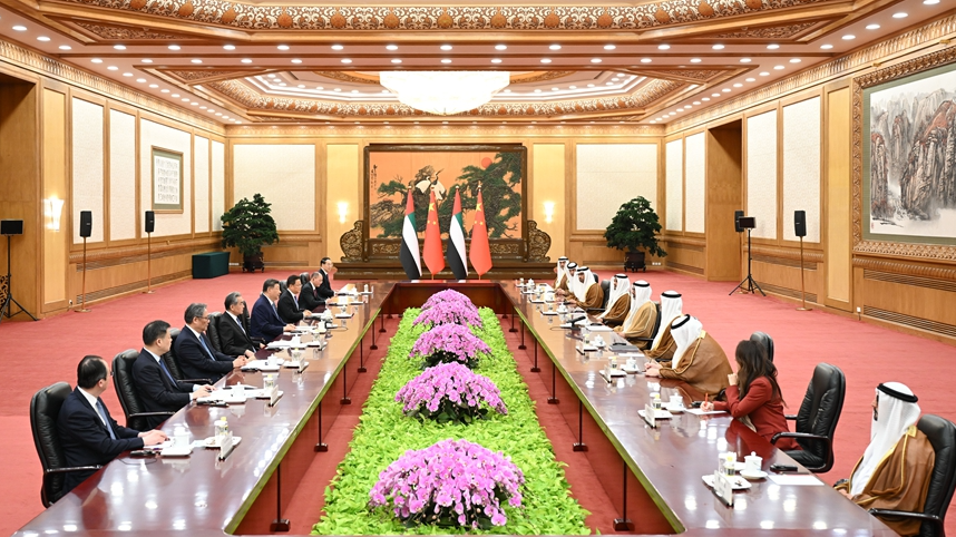 Le président chinois Xi Jinping rencontre le cheikh Khaled ben Mohamed ben Zayed Al Nahyan, prince héritier d'Abou Dhabi, aux Émirats arabes unis, au Grand Palais du Peuple à Pékin, capitale de la Chine, le 14 avril 2026. /Xinhua