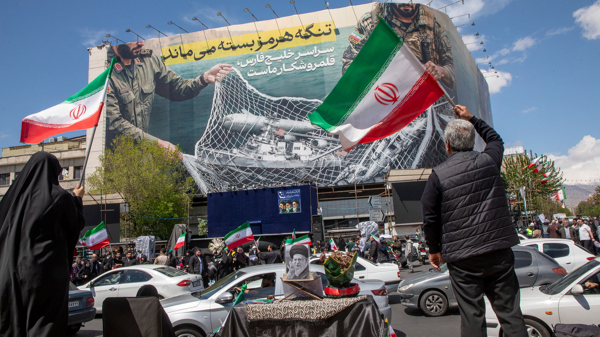 Des Iraniens brandissent des drapeaux nationaux alors qu'ils se rassemblent sur la place de la Révolution à Téhéran après que les États-Unis et l'Iran ont convenu d'un cessez-le-feu de deux semaines à Téhéran, en Iran, le 8 avril 2026. /VCG