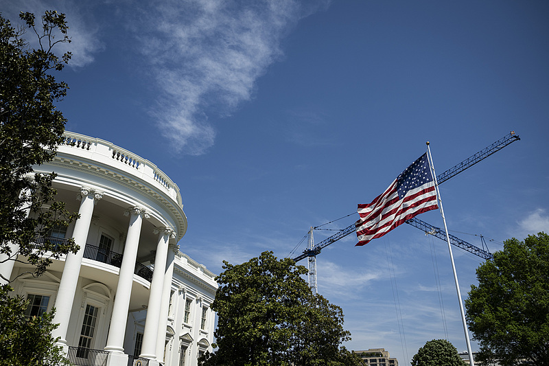 Des grues de construction et un drapeau américain à la Maison Blanche, à Washington, DC, le 16 avril 2026. /CFP