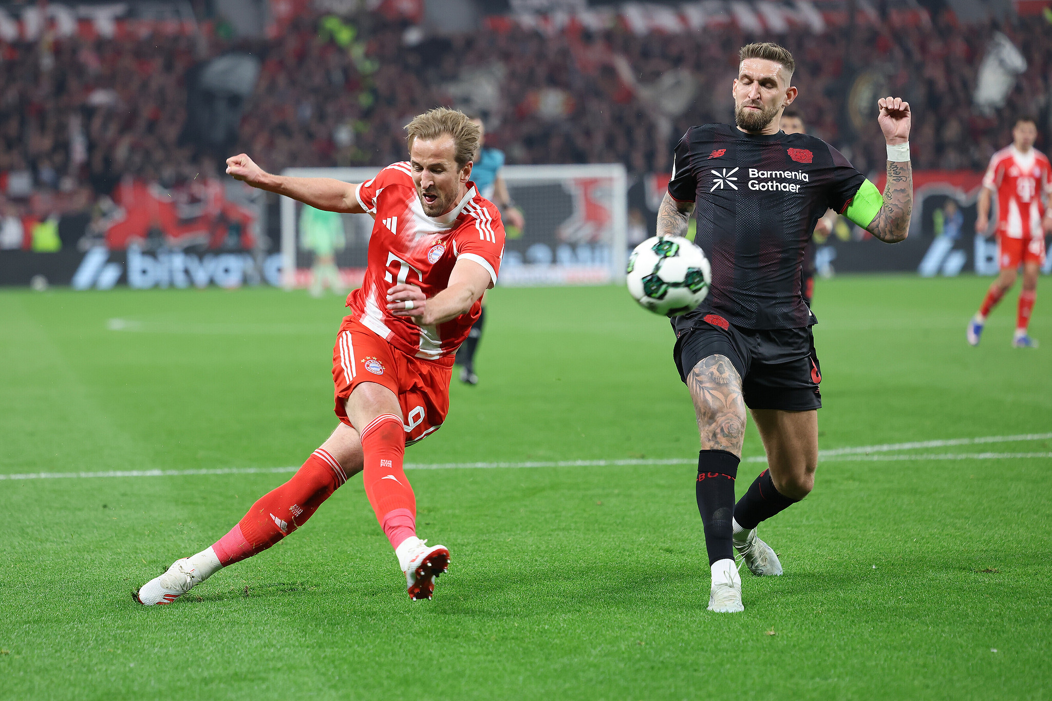 Harry Kane (L) du Bayern Munich marque un but contre le Bayer Leverkusen lors d'un match demi-finale DFB-Pokal à la BayArena de Leverkusen, Allemagne, le 22 avril 2026. /VCG