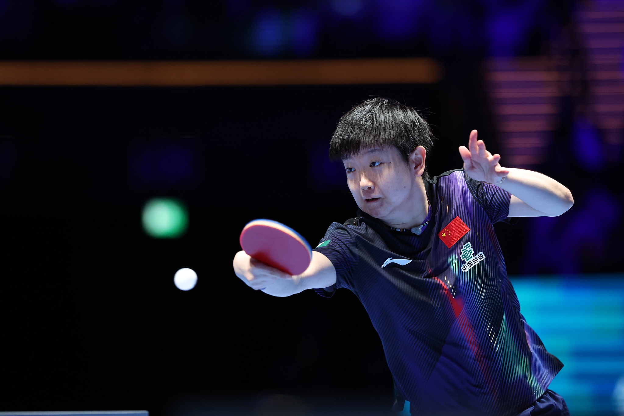 La Chinoise Sun Yingsha réussit un tir lors du match de groupe du simple féminin contre l'Égyptienne Dina Meshref lors de la Coupe du monde masculine et féminine de l'ITTF dans la Région administrative spéciale (RAS) de Macao, le 1er avril 2026. /VCG