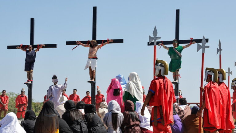 In the Philippines, Good Friday floggings continue to attract crowds
                  
