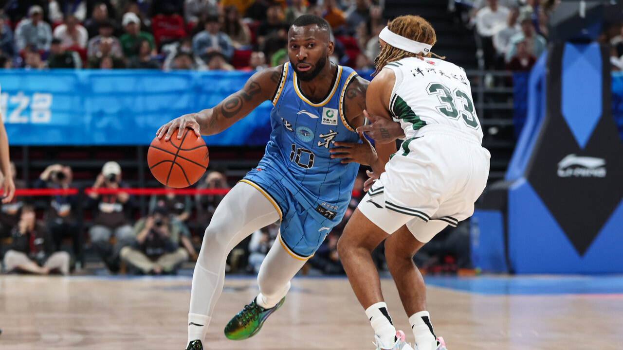 Eugene German des Beijing Ducks dribble devant Parker Jackson-Cartwright des Nanjing Monkey Kings lors d'un match de la Chinese Basketball Association à Pékin, Chine, le 6 avril 2026. /Weibo