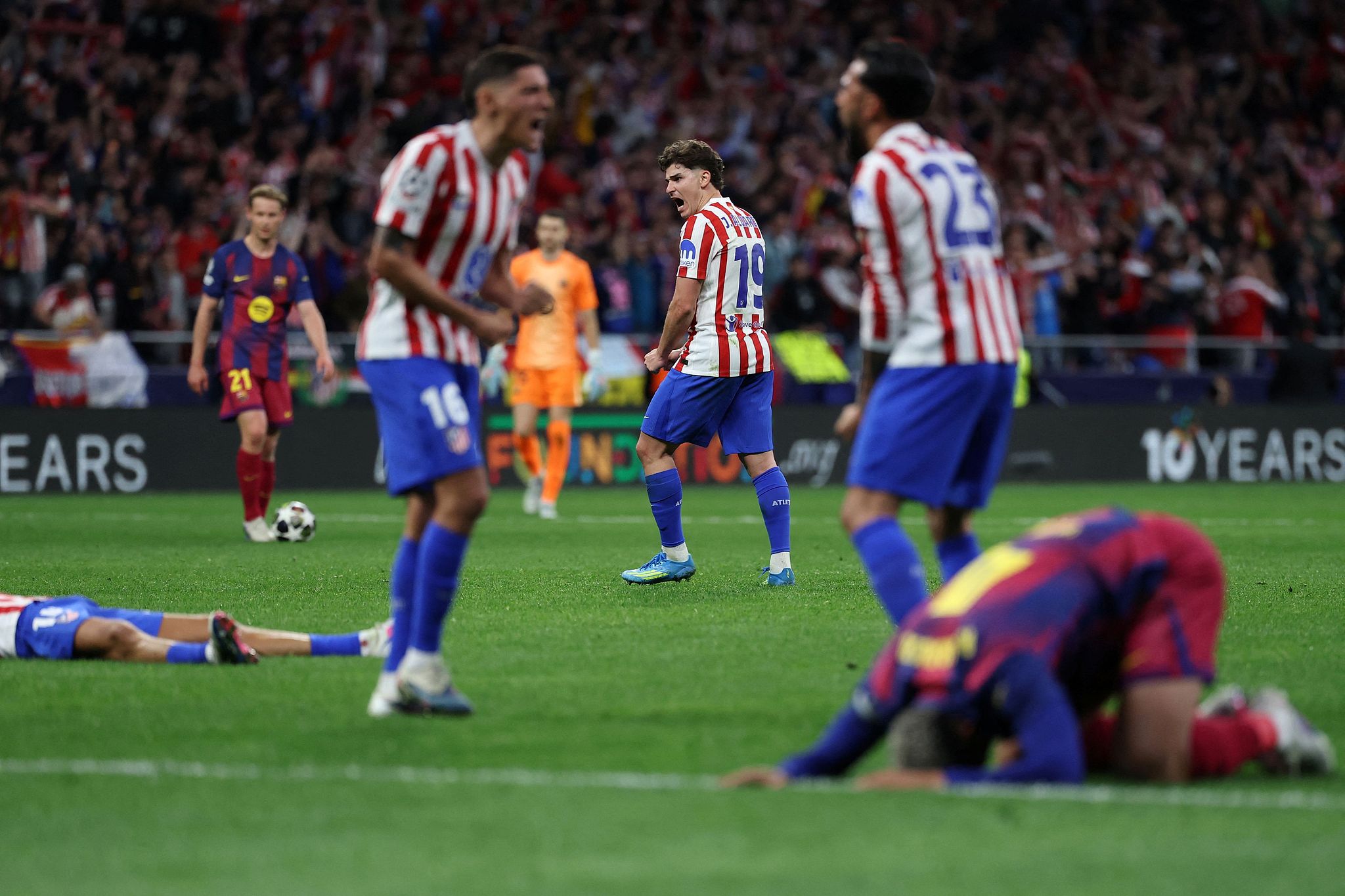 Les joueurs de l'Atletico Madrid célèbrent la fin du quart de finale retour de la Ligue des Champions contre Barcelone au stade Metropolitano de Madrid, Espagne, le 14 avril 2026. /CFP