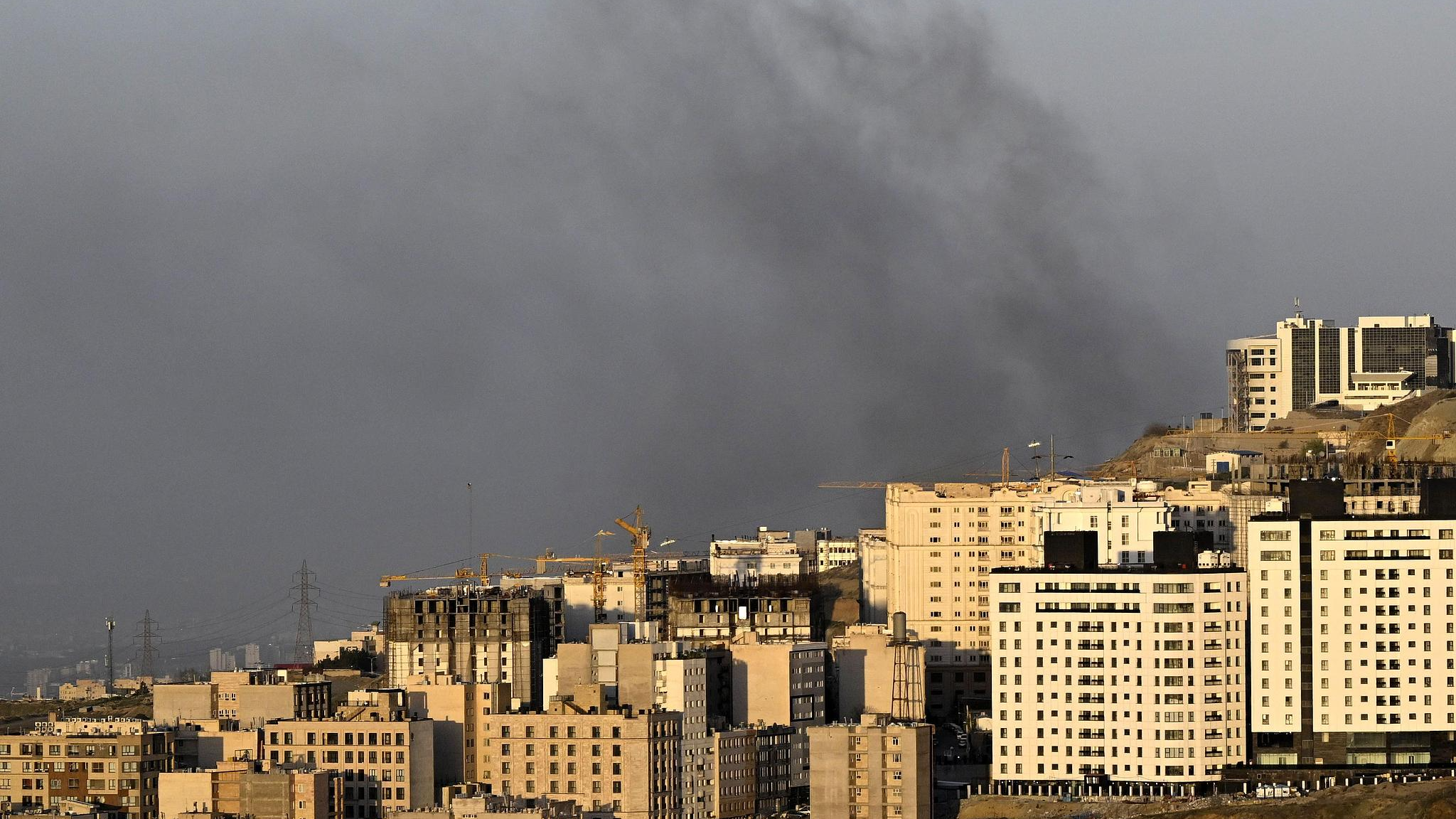 De la fumée noire s'élève à la suite d'attaques de missiles à Téhéran, en Iran, le 5 avril 2026. /VCG