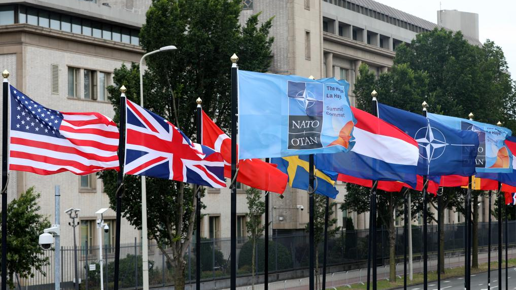 Les drapeaux de l'Organisation du Traité de l'Atlantique Nord (OTAN) et de ses États membres sont visibles sur le lieu du sommet de l'OTAN à La Haye, aux Pays-Bas, le 24 juin 2025. /Xinhua