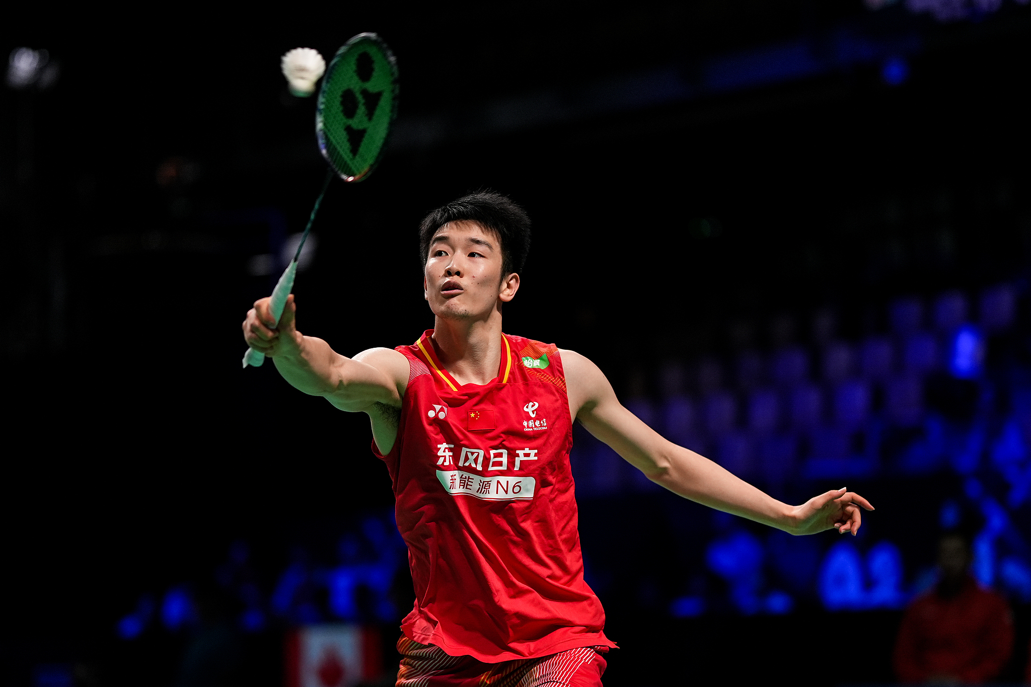 Le Chinois Li Shifeng frappe un tir contre l'Indien Lakshya Sen lors d'un match de simple messieurs dans le groupe A à la BWF Thomas Cup à Horsens, Danemark, le 29 avril 2026. /VCG