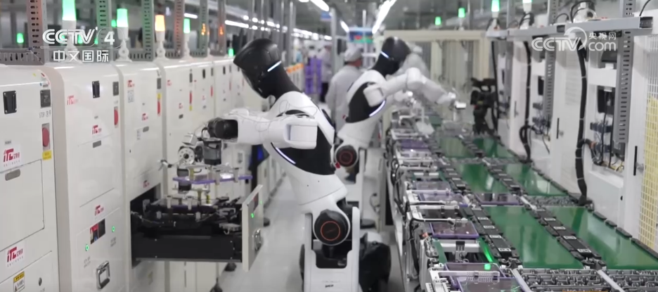 Des robots travaillent sur les chaînes d'assemblage d'une usine d'appareils intelligents à Nanchang, dans la province du Jiangxi, dans l'est de la Chine, le 15 avril 2026. /CMG