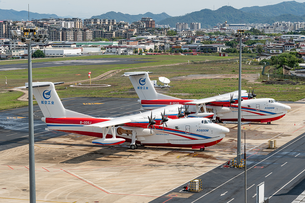 Les avions amphibies AG600M n° 1102 et n° 1103 sont stationnés sur l'aire de trafic de l'aéroport Meizhou Meixian lors d'une séance d'entraînement au largage d'eau à basse altitude à Meizhou, dans la province chinoise du Guangdong (sud), le 4 avril 2026. /VCG