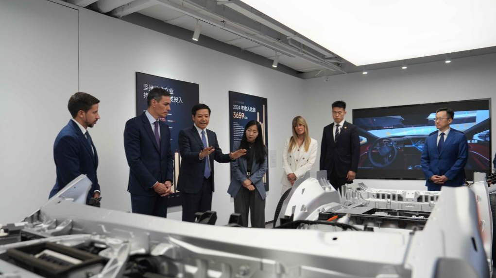 Le Premier ministre espagnol Pedro Sanchez visite le siège de l'entreprise technologique chinoise Xiaomi à Pékin, capitale chinoise, le 13 avril 2026. /Xinhua