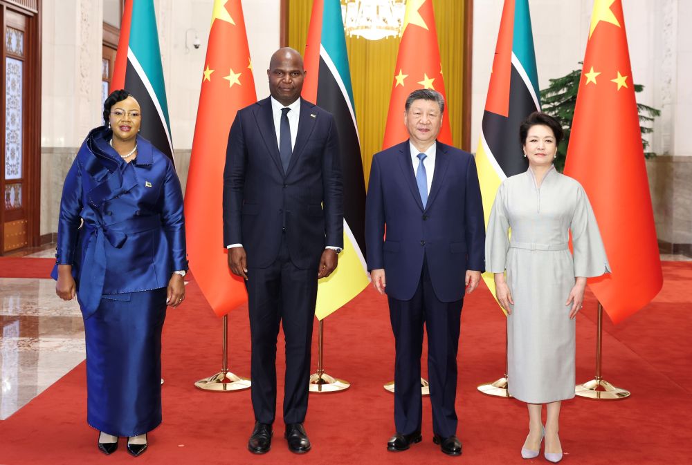 Le président chinois Xi Jinping (2e à droite) et son épouse Peng Liyuan (à droite) posent pour une photo de groupe avec le président de la République du Mozambique Daniel Francisco Chapo (2e à gauche) et son épouse Gueta Chapo avant les pourparlers entre Xi et Chapo au Grand Palais du Peuple à Pékin, en Chine, le 21 avril 2026. /Xinhua