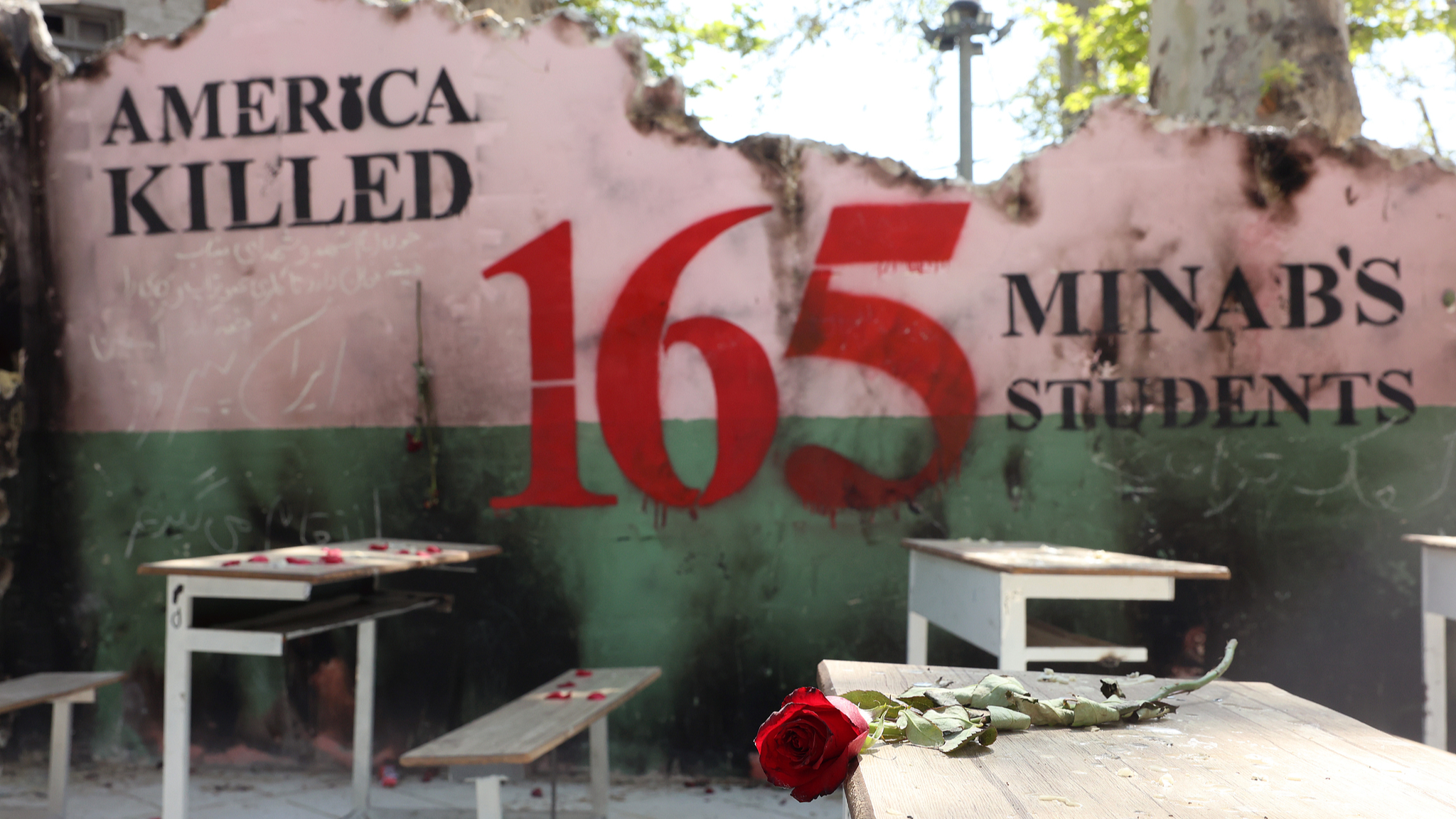 Une fleur est déposée sur une école symbolique de Minab, faisant référence à l'école de Minab, qui a été ciblée par une frappe aérienne américaine au cours de laquelle 165 écoliers et membres du personnel ont été tués, dans le nord de Téhéran, en Iran, le 16 avril 2026. /VCG