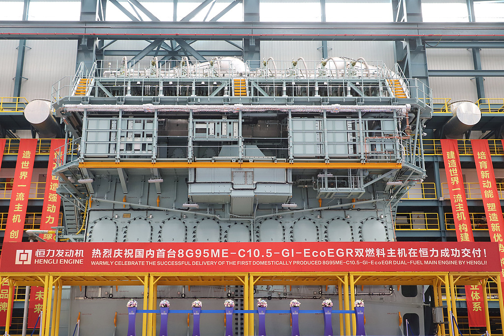 Le premier moteur bicarburant au gaz naturel liquéfié marin 8G95 de fabrication nationale en Chine est livré à Dalian, dans la province du Liaoning (nord-est de la Chine), le 21 avril 2026. /VCG