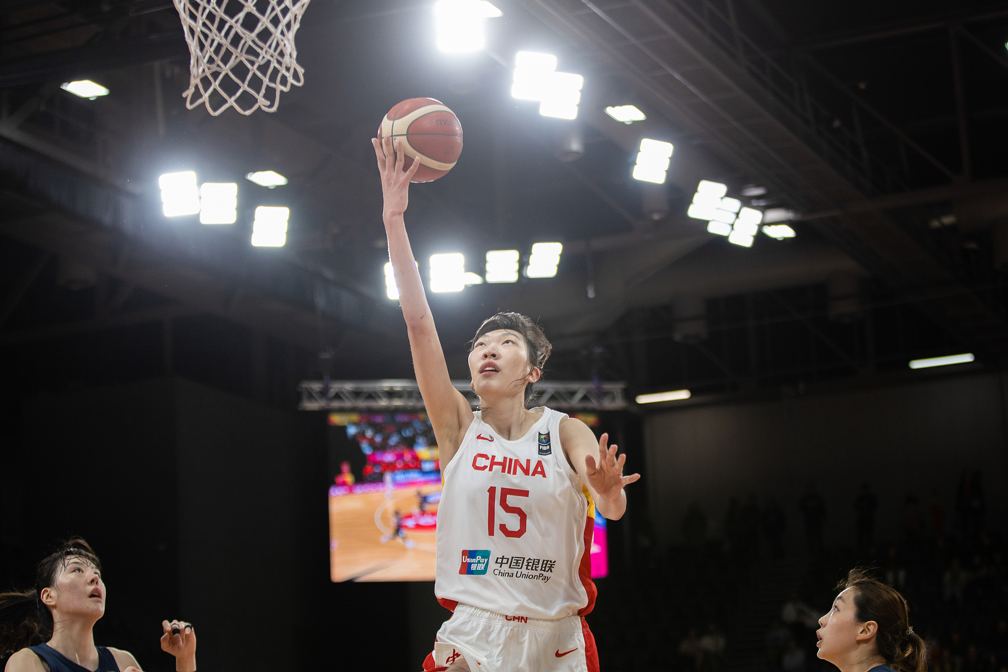 DOSSIER : Han Xu (#15) de Chine effectue un lay-up lors du match de groupe contre la République de Corée lors de la Coupe d'Asie féminine FIBA ​​à Sydney, en Australie, le 28 juin 2023. /VCG