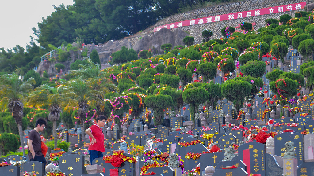 Des gens visitent les cimetières pour balayer les tombes et honorer leurs ancêtres lors du festival de Qingming, ville de Quanzhou, province du Fujian (sud-est de la Chine), le 4 avril 2026. /VCG