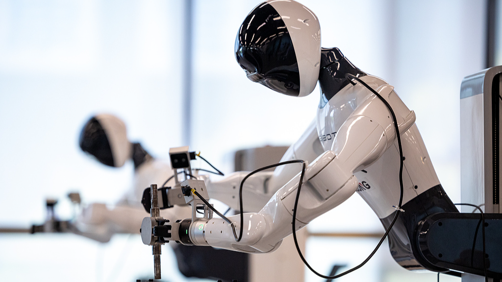 Les robots apprennent diverses compétences professionnelles auprès de techniciens, Shaoxing, province du Zhejiang (est de la Chine), le 14 septembre 2025. /VCG