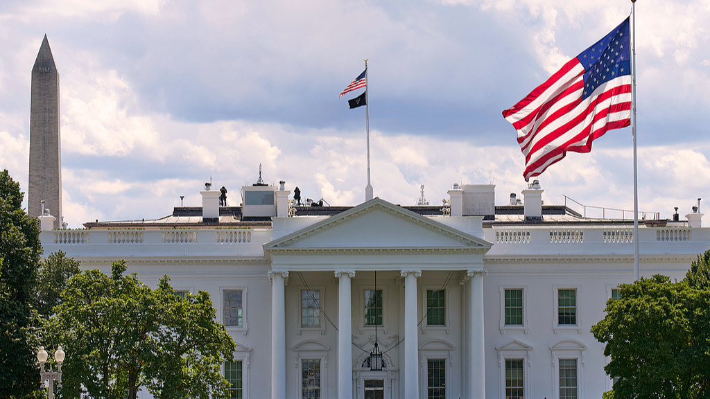La Maison Blanche est vue avec des drapeaux américains flottants, Washington, le 26 août 2025. /VCG