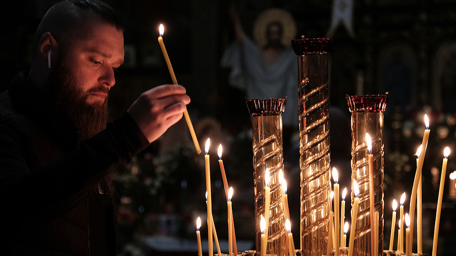 Des gens viennent à l’église pour les célébrations orthodoxes de Pâques à Kramatorsk, Donetsk, Ukraine, le 12 avril 2026. /VCG