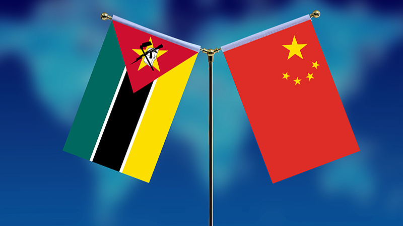 Drapeaux nationaux du Mozambique et de la Chine. /CFP