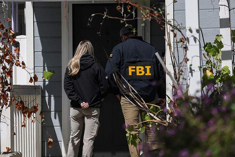 Des membres du FBI frappent à la porte de personnes vivant à proximité d'une maison (hors cadre) associée au meurtre présumé du dîner des correspondants de la Maison Blanche à Torrance, Californie, États-Unis, le 26 avril 2026. /CFP