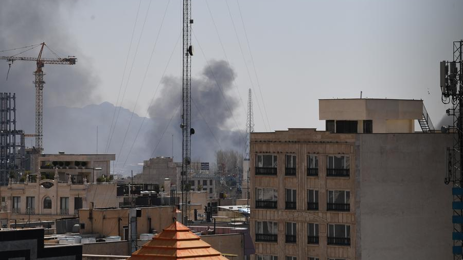 Une épaisse fumée à Téhéran, en Iran, le 1er mars 2026. /Xinhua