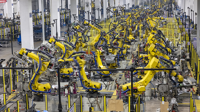 Des robots industriels se balancent et travaillent dans un atelier de Jinhua Shengde Automotive Technology Co., Ltd. dans la zone de développement économique de Wucheng, Jinhua, province du Zhejiang, le 16 avril 2026. /VCG