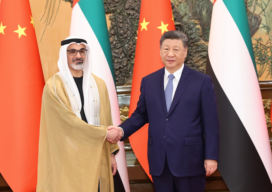 Le président chinois Xi Jinping a rencontré le cheikh Khaled ben Mohamed ben Zayed Al Nahyan, prince héritier d'Abou Dhabi, aux Émirats arabes unis, en visite en Chine, au Grand Palais du Peuple à Pékin, en Chine, le 14 avril 2026. /Xinhua