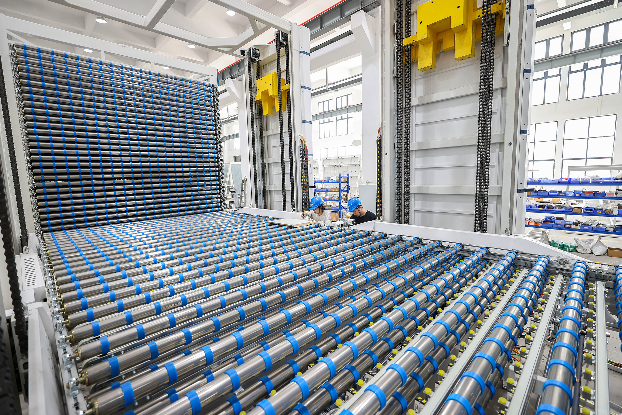 Des techniciens testent un système de levage breveté sur une ligne de production intelligente dans la ville de Leidian, province du Zhejiang, Chine orientale, le 17 juillet 2025. /VCG