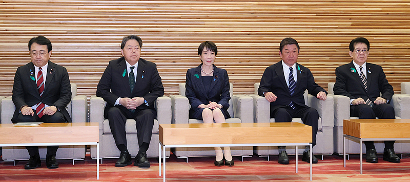 Le Premier ministre japonais Sanae Takaichi (au centre) assiste à une réunion du cabinet au bureau du Premier ministre à Tokyo, au Japon, le 21 avril 2026. /CFP