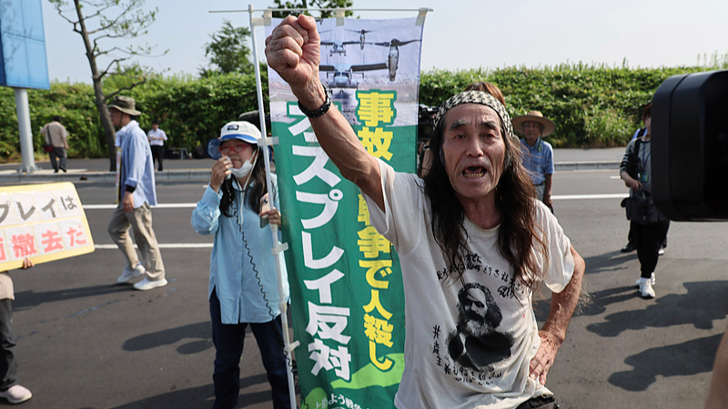 Des gens se rassemblent près du camp des forces terrestres d'autodéfense Saga contre l'arrivée des forces d'autodéfense japonaises, ville de Saga, préfecture de Saga, le 9 juillet 2025. /CFP