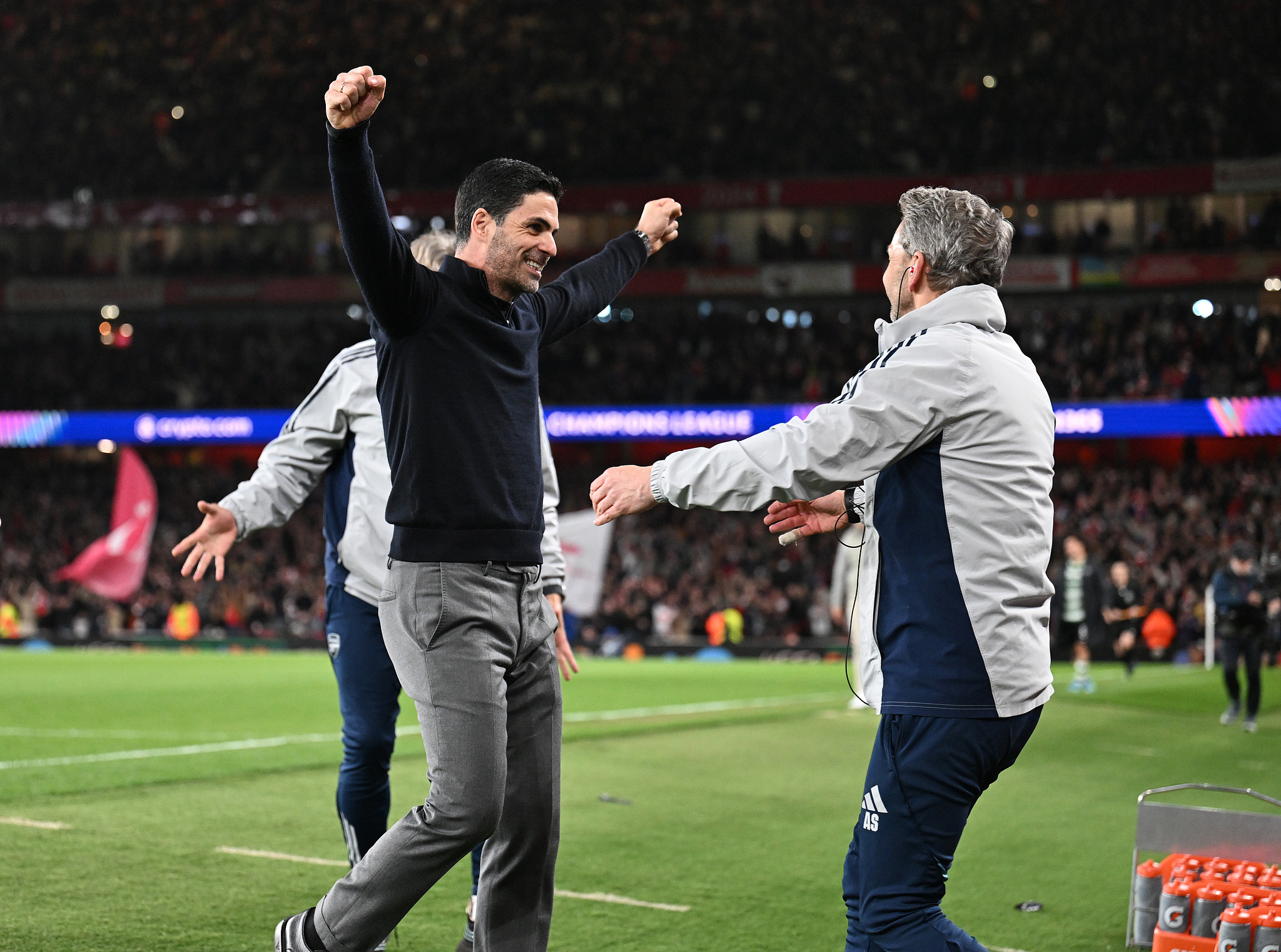 Le manager Mikel Arteta (à gauche) célèbre avec son assistant Albert Stuivenberg après qu'Arsenal ait fait match nul avec le Sporting CP lors d'un match retour pour sortir des quarts de finale de la Ligue des champions de l'UEFA à Londres, en Angleterre, le 15 avril 2026. /VCG