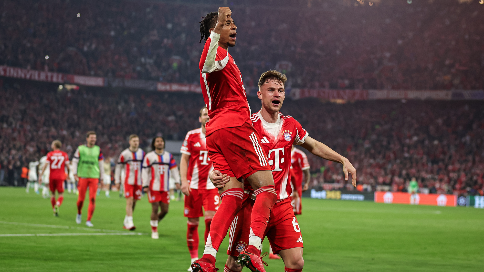Michael Olise (à gauche) et Joshua Kimmich célèbrent après avoir aidé le Bayern Munich à battre le Real Madrid lors d'un match retour quart de finale de la Ligue des champions de l'UEFA à Munich, en Allemagne, le 15 avril 2026. /VCG