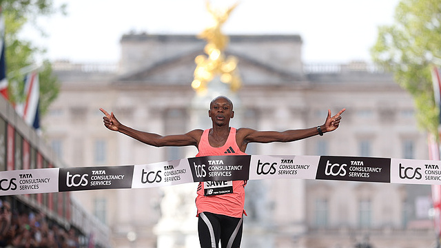 Sabastian Sawe, de l'équipe Kenya, célèbre le franchissement de la ligne d'arrivée et sa victoire avec un nouveau record du monde lors du marathon masculin de Londres TCS 2026 à Londres, en Angleterre, le 26 avril 2026. /CFP