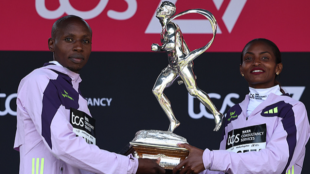 Les gagnants Sabastian Sawe du Kenya (à gauche) et Tigst Assefa d'Éthiopie (à droite) détiennent un trophée de la vie sportive après le marathon de Londres, à Londres, en Angleterre, le 26 avril 2026. /CFP