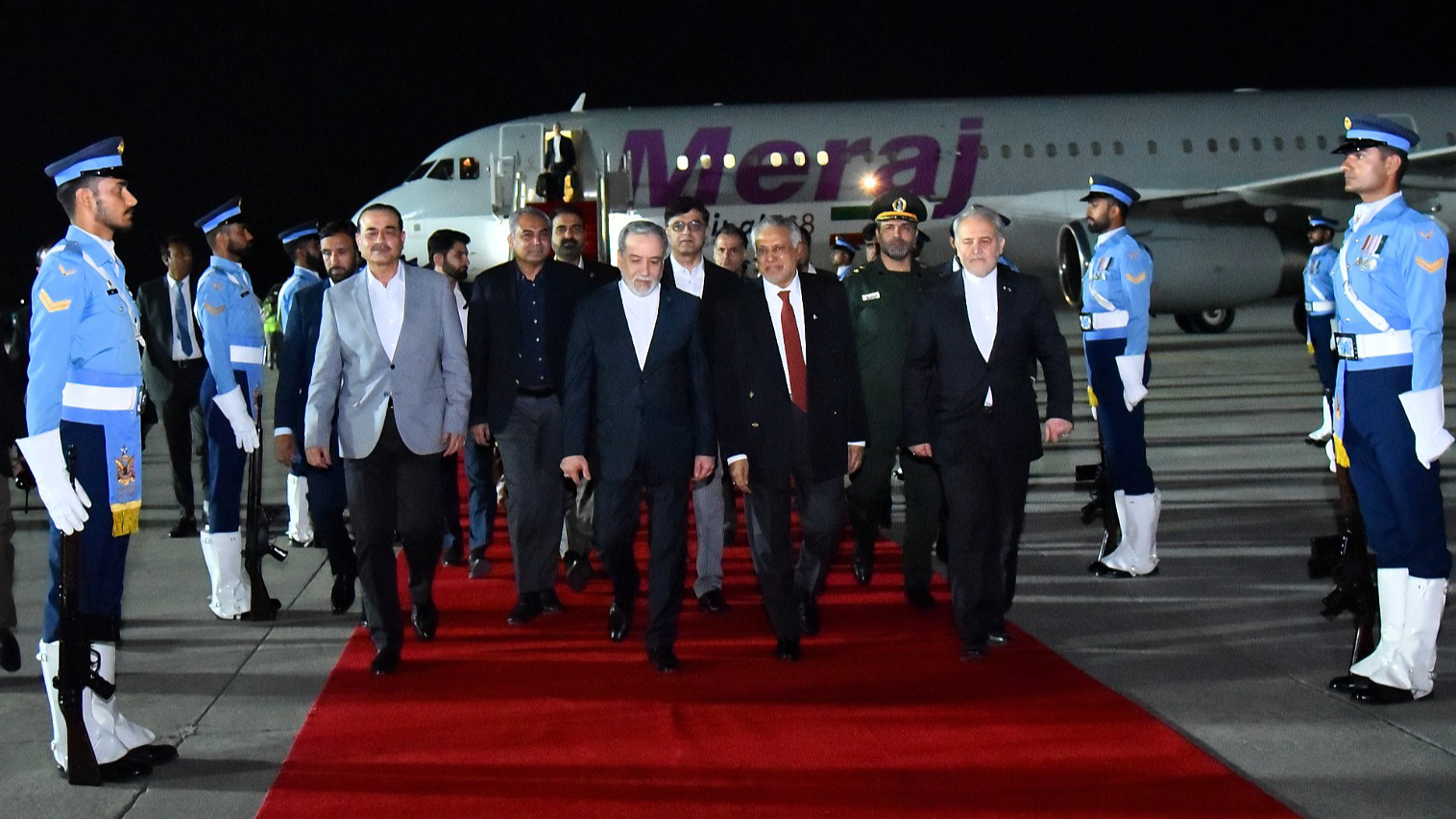 Le ministre iranien des Affaires étrangères Seyed Abbas Araghchi (au centre) arrive à la base aérienne de Nur Khan à Rawalpindi, au Pakistan, le 24 avril 2026. /VCG