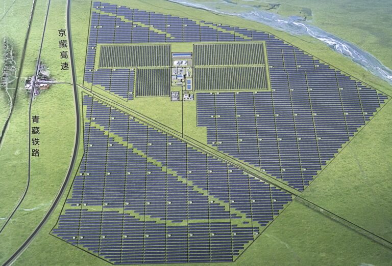 Le chinois Xizang commence à travailler sur une centrale solaire record