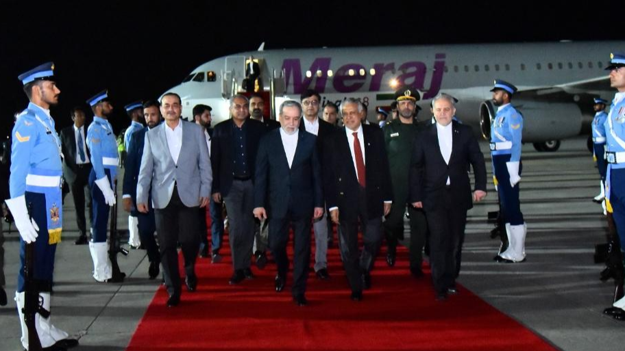 Une délégation iranienne dirigée par le ministre des Affaires étrangères Seyed Abbas Araghchi (au centre) arrive à Islamabad, au Pakistan, le 24 avril 2026. / Xinhua